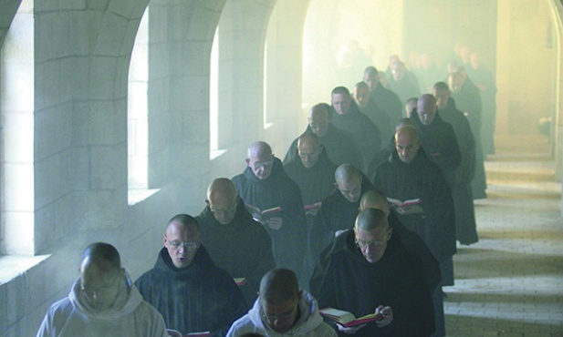 Mnisi biorą Francję