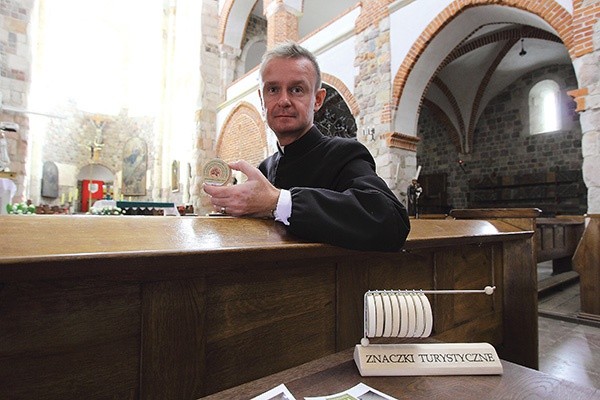  Ks. Piotr Nowak z gadżetem promującym archikolegiatę