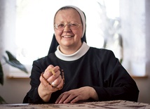  Siostra Goretti namawia do włączenia się w modlitewne przygotowania.  – Żeby zmówić dziesiątkę Różańca, nie trzeba dużo czasu – mówi