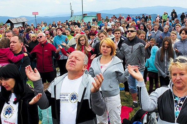 Wspólnotowe uwielbienie Pana Boga na górskich szczytach łączyło co tydzień około 1000 osób