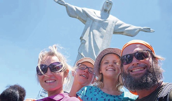 Mama Eliza, Wojtek i Lusia, i tata Wojciech pod jednym z architektonicznych cudów świata, pomnikiem Chrystusa Odkupiciela w Rio de Janeiro