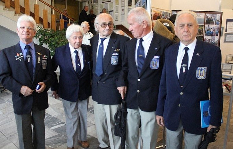 Seniorzy lotnictwa o swojej pasji w Książnicy Beskidzkiej