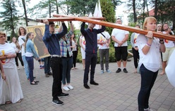 Młodzież z Jaktorowa niesie symbole ŚDM