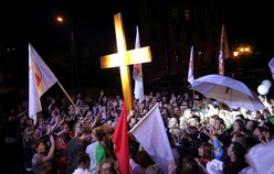 Krzyż podarowany młodzieży przez Jana Pawła II w otoczeniu uczestników diecezjalnego spotkania młodych "Z Rio do Krakowa"