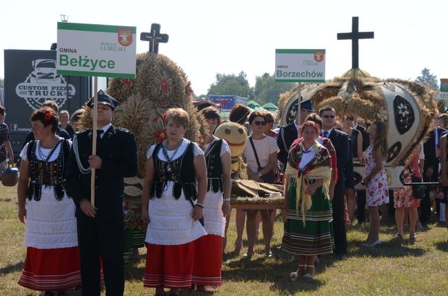 Korowód z wieńcami