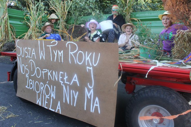 Korowód dożynkowy w Poniszowicach