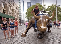 Twórcą Szarżującego Byka,  który stoi na Wall Street, jest włoski artysta Arturo Di Modica
