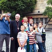  Wielu było ministrantów, którzy chcieli zrobić sobie selfie z bp. Markiem Szkudłą