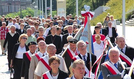 Powyżej: Przemarsz z katedry  do gorzowskiej filharmonii