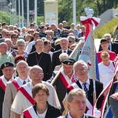 Powyżej: Przemarsz z katedry  do gorzowskiej filharmonii