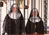  Siostry Maria Ancilla i Maria Gaudia za klasztornymi kratami