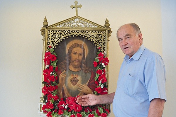  Pan Józef przy obrazie Serca Jezusowego, który ponad 90 lat temu przywędrował do Łomnicy