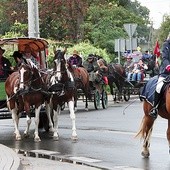 Wierzchowce i bryczki w Łozinie – to już tradycja