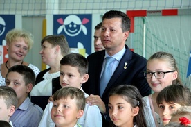 Rzecznik praw dziecka Marek Michalak w otoczeniu uczniów z zespołu szkół w Starym Waliszewie