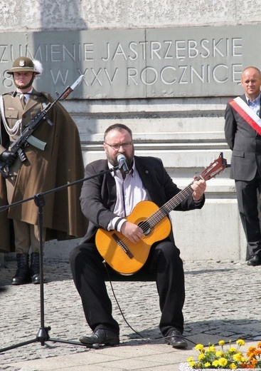 Pod pomnikiem Porozumień Jastrzębskich