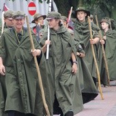 Na miejsce zbiórki zmierza pod wodzą hm. Marka Wierzbickiego HR 1 Pionkowska Drużyna Harcerzy „Czarna Jedynka” im. Józefa Piłsudskiego