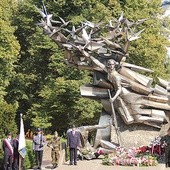 Uroczystości rozpoczęły się w samo południe 1 września. Po Mszy św. złożono kwiaty przy monumencie