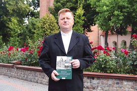 Ks. dr Leszek Jażdżewski jest historykiem i wykładowcą w Gdańskim Seminarium Duchownym. Oprócz działalności naukowej sprawuje posługę duszpasterza środowisk kaszubskich