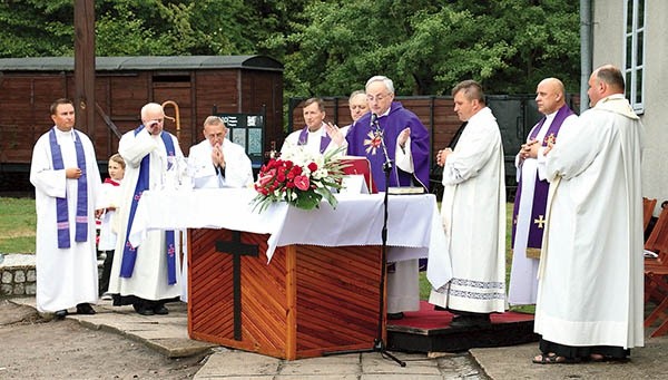  W czasie Mszy św. bp Jezierski zaznaczył, że imiona ofiar mają prawo istnieć w zbiorowej pamięci naszego narodu