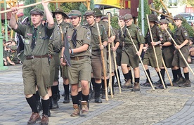 1. Pionkowska Drużyna Harcerzy „Czarna Jedynka” im. Józefa Piłsudskiego pod wodzą hm. Marka Wierzbickiego HR w czasie pokazu Musztry Paradnej