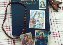 Pamiątki zabrane z Syrii: różaniec, religijne obrazki i drewniana ryba. Biblię w języku arabskim uciekinierzy kupili w Libanie