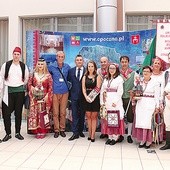 Przedstawicielom zespołów z Włoch, Słowacji, Bośni i Hercegowiny oraz Opoczna lalki w regionalnych strojach przekazali Zdzisław Miękus, dyrektor organizacyjny imprezy, i Marta Lewandowska, dyrektor artystyczny