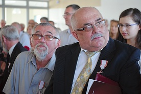  Janusz Kubicki i Wiesław Wojtas – z medalami Wolności i Solidarności 
