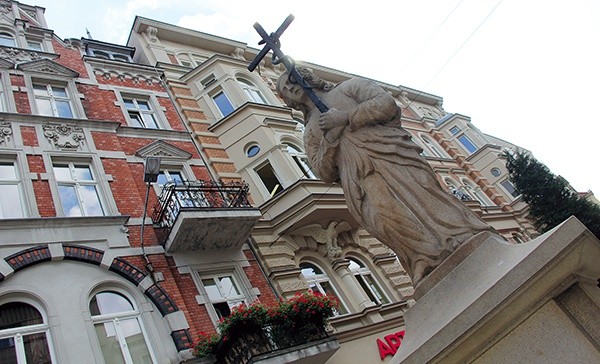 Figurę św. Jana pierwotnie ustawiono przy głównym skrzyżowaniu wsi Katowice. Po 60 latach usunięto ją na prywatną posesję. Obecnie u wylotu  ul. św. Jana znajduje się jej replika