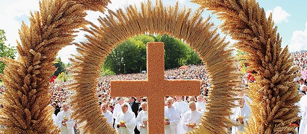 Uroczystości rocznicy objawień Matki Bożej w Gietrzwałdzie są jednocześnie dożynkami archidiecezjalnymi. Wiele sołectw przywozi z sobą dożynkowe wieńce, które ustawiane są przed ołtarzem