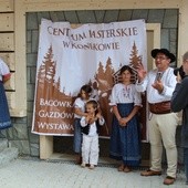 Centrum Pasterskie baca Piotr Kobut otwierał z trójką wlasnych dzieci i całą gromadą najmłodszych gości 