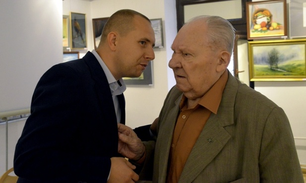Historyk Marcin Sołtysiak (z lewej) z Józefem Łyżwą "Łowiczem", ostatnim żyjącym żołnierzem, który brał udział w akcji rozbicia radomskiego więzienia