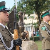 W czasie patriotycznej uroczystości przy pomniku stała warta honorowa