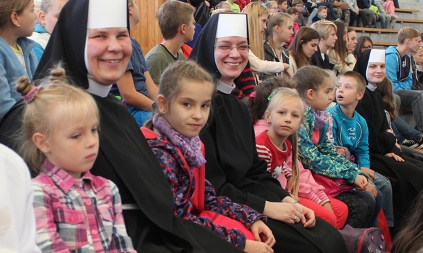 Siostry elżbietanki przyjechały z grupą małych parafian z Cieszyna