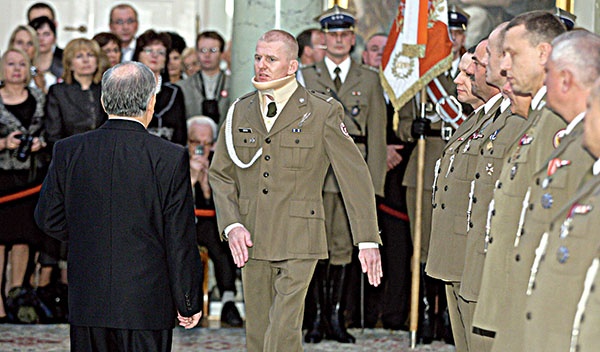 11 listopada 2008 r. prezydent Lech Kaczyński odznaczył Krzyżem Kawalerskim Orderu Odrodzenia Polski starszego szeregowego  Emila Urana