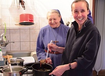 – We wspólnotach staramy się żyć jak w rodzinie. Terenia (w głębi)  gotuje nam pyszne obiady – opowiada s. Krystyna Klara