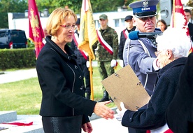  Dyplom uznania dyrektor Marii Małgorzacie Michajłow wręczyła  Zofia Liszka 