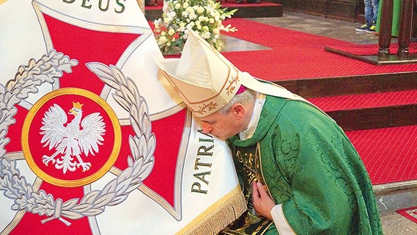 Sztandar jest zawsze bardzo ważnym symbolem. W tym przypadku potwierdza też zakorzenienie młodej szkoły w jeleniogórskim środowisku