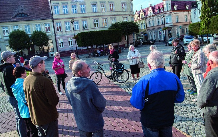 Na placach, ulicach i pod krzyżami kilkudziesięcioosobowe grupy modliły się za miasto i jego mieszkańców