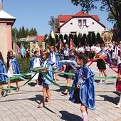  Dziękczynna procesja eucharystyczna wokół kościoła św. Bartłomieja