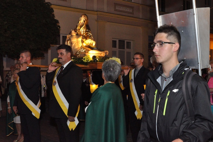 Procesja z tarnowską Pietą