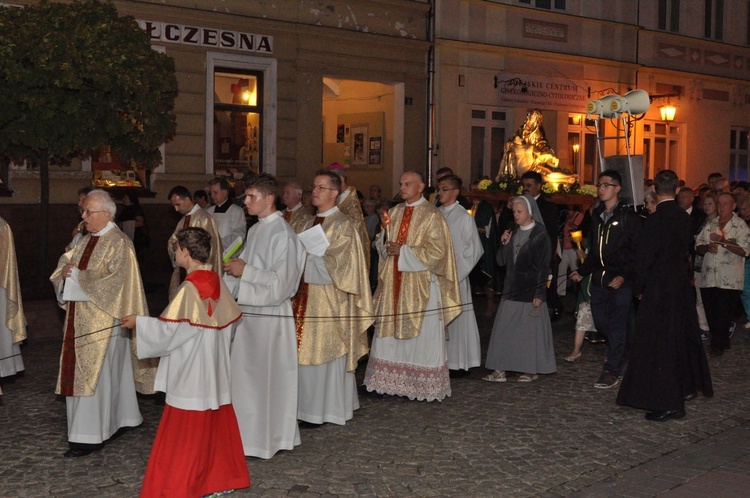 Procesja z tarnowską Pietą