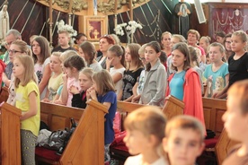 Ponad 400 uczniów w Tygodniu Wychowania przybyło do sanktuarium w Szczukach