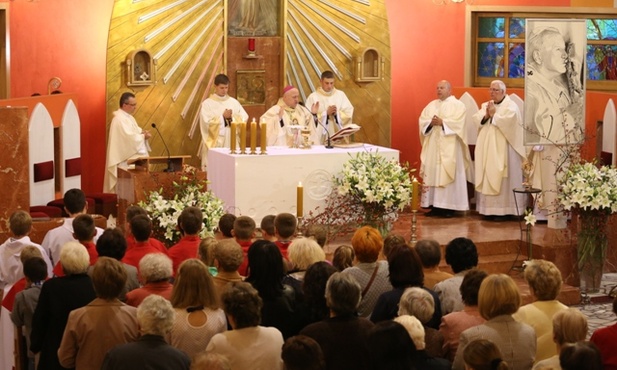 Powitanie relikwii św. Jana Pawła II w kościele Miłosierdzia Bożego w Miliardowicach