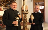 Proboszcz w Moszczanicy ks. Edward Loranc (z prawej) i wikariusz ks. dr Stanisałw Cader z relikwiarzami Apostołów Miłosierdzia: św. Faustyny i św. Jana Pawła II