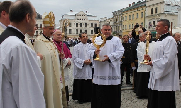 Księża biskupi jako pierwsi uczcili relikwie Apostołów Miłosierdzia