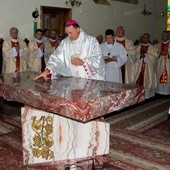 Jednym z elementów obrzędu konsekracji kościoła jest namaszczenie olejem ołtarza