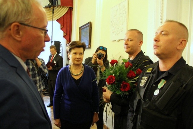 Odznaczeni warszawscy strażnicy: Mirosław Pracownik i Andrzej Kozłowski 