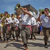 Parada trębaczy to obowiązkowy punkt festiwalu w Guczy.