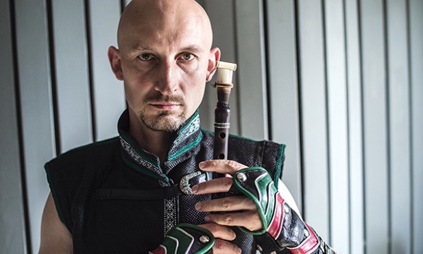 Kamil Radzimowski jest jedynym muzykiem w Polsce, który profesjonalnie gra na mało znanym w naszym kraju instrumencie o nazwie duduk