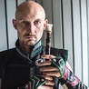 Kamil Radzimowski jest jedynym muzykiem w Polsce, który profesjonalnie gra na mało znanym w naszym kraju instrumencie o nazwie duduk